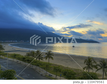 ベトナム・ダナン 早朝のミーケービーチとソンチャ山 / Da Nang, Vietnam 110479561