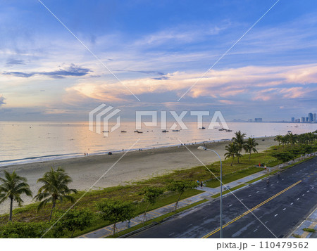 ベトナム・ダナン 早朝のミーケービーチ / Da Nang, Vietnam 110479562