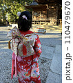 七五三　7歳女の子　赤い着物に白い帯後ろ姿 110479670