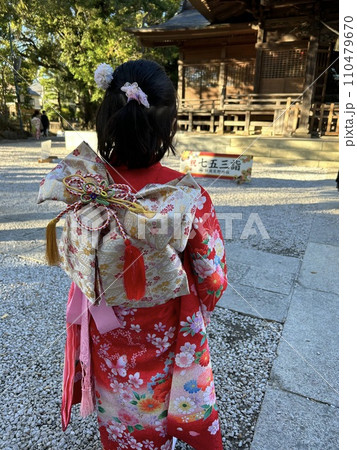 七五三 7歳女の子 赤い着物に白い帯後ろ姿 七五三 7歳女の子 赤い着物に白い帯後ろ姿 110479670
