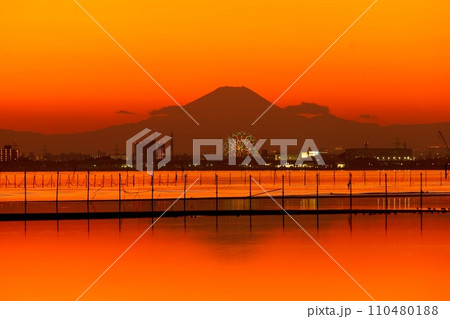 三番瀬からの富士山の夕景　ふなばし三番瀬海浜公園 110480188