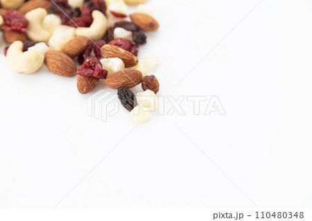 ミックスナッツとドライフルーツ ミックスナッツとドライフルーツ 110480348