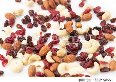 ミックスナッツとドライフルーツ ミックスナッツとドライフルーツ 110480351