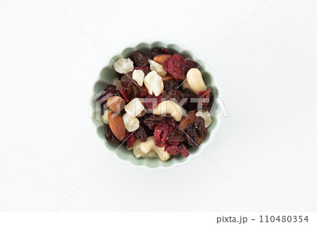 ミックスナッツとドライフルーツ ミックスナッツとドライフルーツ 110480354