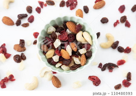 ミックスナッツとドライフルーツ 110480393