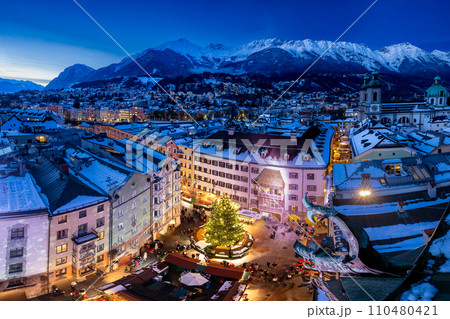 オーストリア　インスブルック　旧市街のクリスマスマーケット 110480421