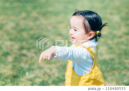 公園で遊ぶ可愛い女の子 110480555
