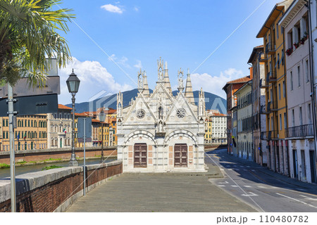 Church on river Arno 110480782