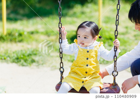 幼児と家族 公園で遊ぶかわいい女の子 110480909