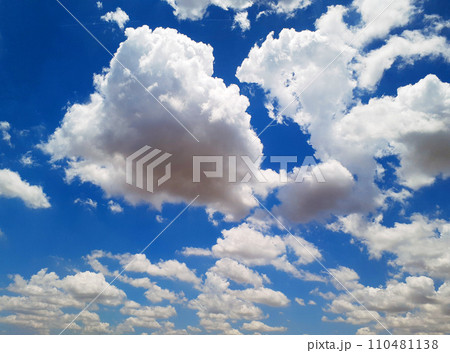 サンパウロ州の夏の雲と青空 ブラジル サンパウロ州の夏の雲と青空 ブラジル 110481138