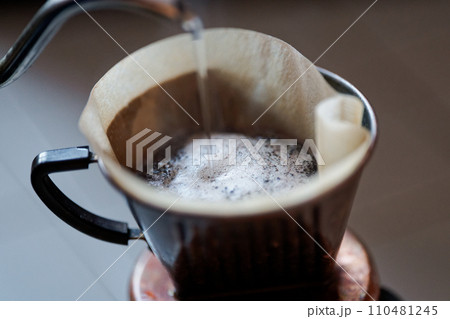 コーヒーを淹れる 110481245