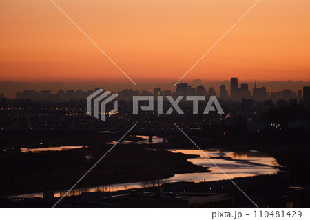 朝焼け空を映す多摩川の川面 110481429