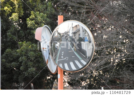 カーブミラーに映る冬の住宅街 カーブミラーに映る冬の住宅街 110481729