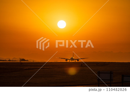 美しい夕焼け・夕日と飛行機風景　観光撮影スポット(阿蘇くまもと空港) 110482026