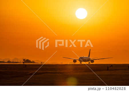 美しい夕焼け・夕日と飛行機風景 観光撮影スポット(阿蘇くまもと空港) 美しい夕焼け・夕日と飛行機風景 観光撮影スポット(阿蘇くまもと空港) 110482028