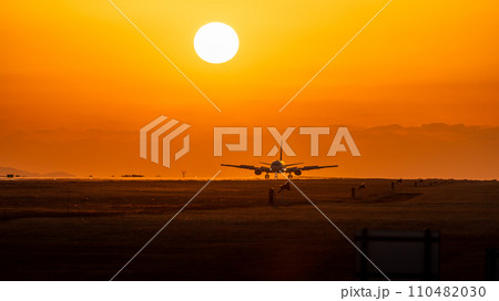 美しい夕焼け・夕日と飛行機風景 観光撮影スポット(阿蘇くまもと空港) 美しい夕焼け・夕日と飛行機風景 観光撮影スポット(阿蘇くまもと空港) 110482030