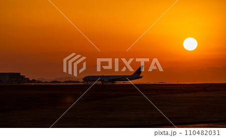 美しい夕焼け・夕日と飛行機風景　観光撮影スポット(阿蘇くまもと空港) 110482031