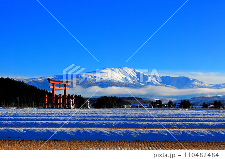 令和六年新年　雲の衣を纏う月山 110482484