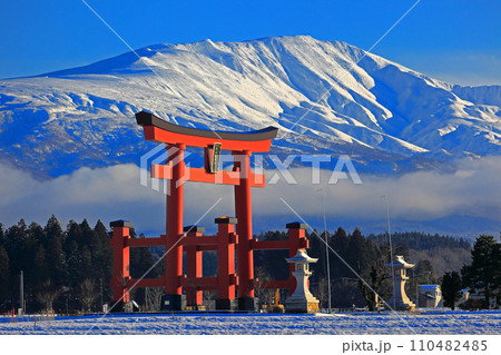 令和六年新年　雲の衣を纏う月山 110482485