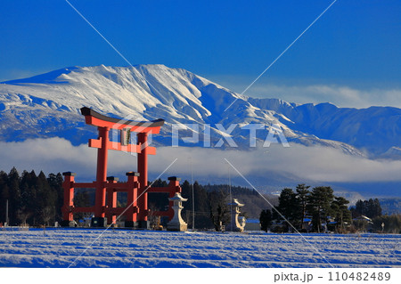 令和六年新年　雲の衣を纏う月山 110482489