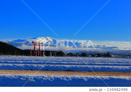 令和六年新年　雲の衣を纏う月山 110482490