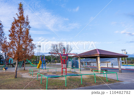 秋晴れ夕日光芒を浴びている公園風景　(益城町総合運動公園) 110482782