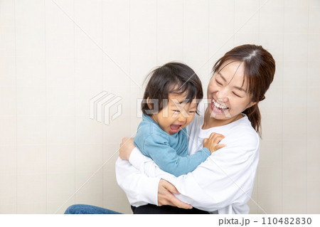 日本人の母子、幼児と母親 110482830