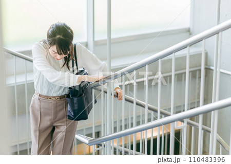 階段を登り疲労するビジネスウーマン 110483396