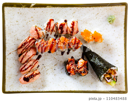 Set of uramaki, nigiri and temaki served with soya sauce 110483488