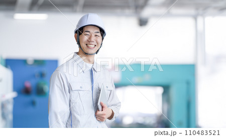 工場の従業員 工場の従業員 110483521