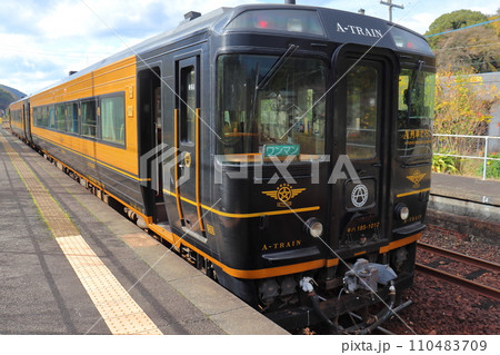 観光特急 「A列車で行こう」が停車中の網田駅 110483709