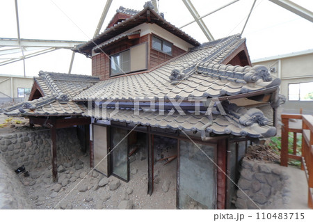 土石流で破壊・埋没した屋根（土石流被災家屋保存公園） 110483715