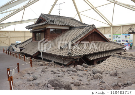 土石流で破壊・埋没した屋根(土石流被災家屋保存公園) 土石流で破壊・埋没した屋根(土石流被災家屋保存公園) 110483717