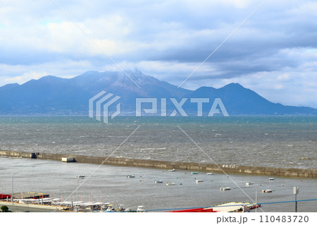 御輿来海岸を走行中の 「A列車で行こう」の車窓 有明海と雲仙普賢岳 110483720