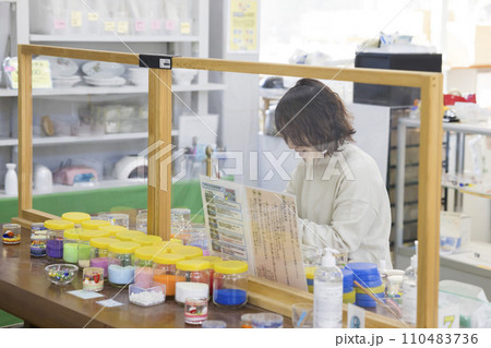 ジェルキャンドルを作るワークショップをする女性 ジェルキャンドルを作るワークショップをする女性 110483736