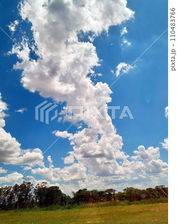 サンパウロ州の夏の雲と青空 ブラジルの写真素材 [110483766] - PIXTA