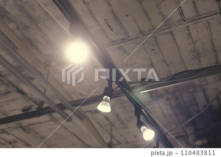 天井に吊るされた照明器具 天井に吊るされた照明器具 110483811