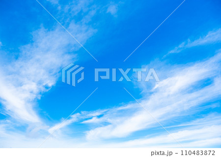 秋の爽やかな青空 110483872