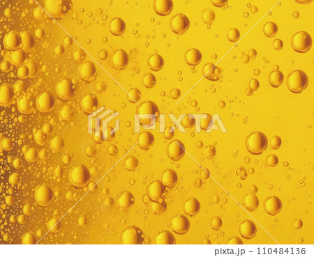 細やかな泡立ち　金色の生ビール　「AI生成画像」 110484136