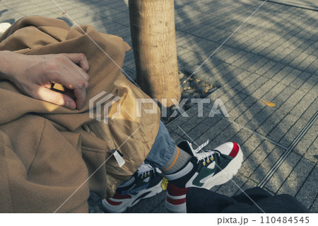 冬　男性の足元 110484545