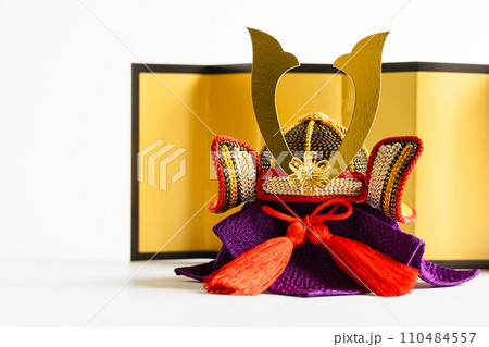 端午の節句の兜飾り　こどもの日　白背景素材 110484557