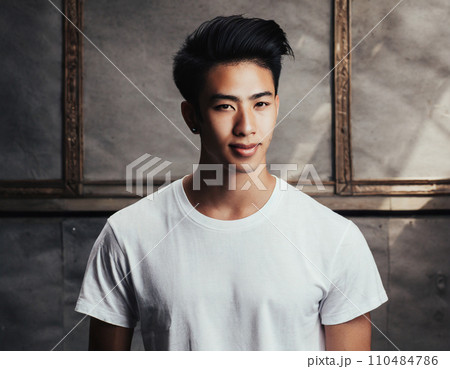 黒髪で髪を立たせたかっこいい男性「AI生成画像」 110484786