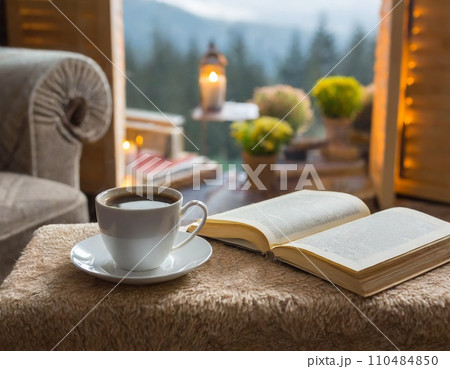 休日​　​家​の​中​の​コーヒー​カップ1個​と​開​い​た​本「AI生成画像」 110484850
