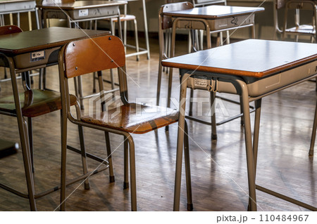 学校の教室 110484967