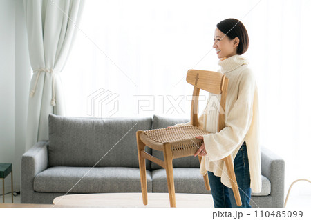 椅子を移動させるミドル女性 110485099