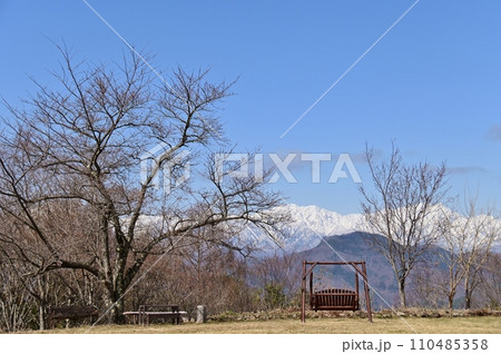 早春のアルプス展望公園の風景 早春のアルプス展望公園の風景 110485358