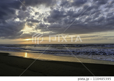 白尾海岸の夕焼け 110485395