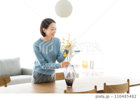部屋にお花を飾る30代女性 部屋にお花を飾る30代女性 110485482