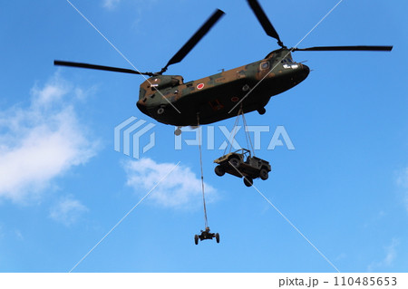 兵器輸送中の輸送ヘリコプターチヌークCH-47J 110485653
