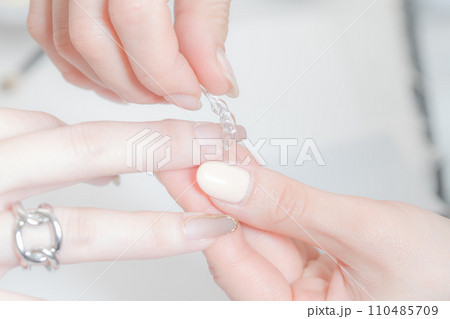 ネイルサロン_粘土ジェルを使ってネイルのデザインを作っている 110485709